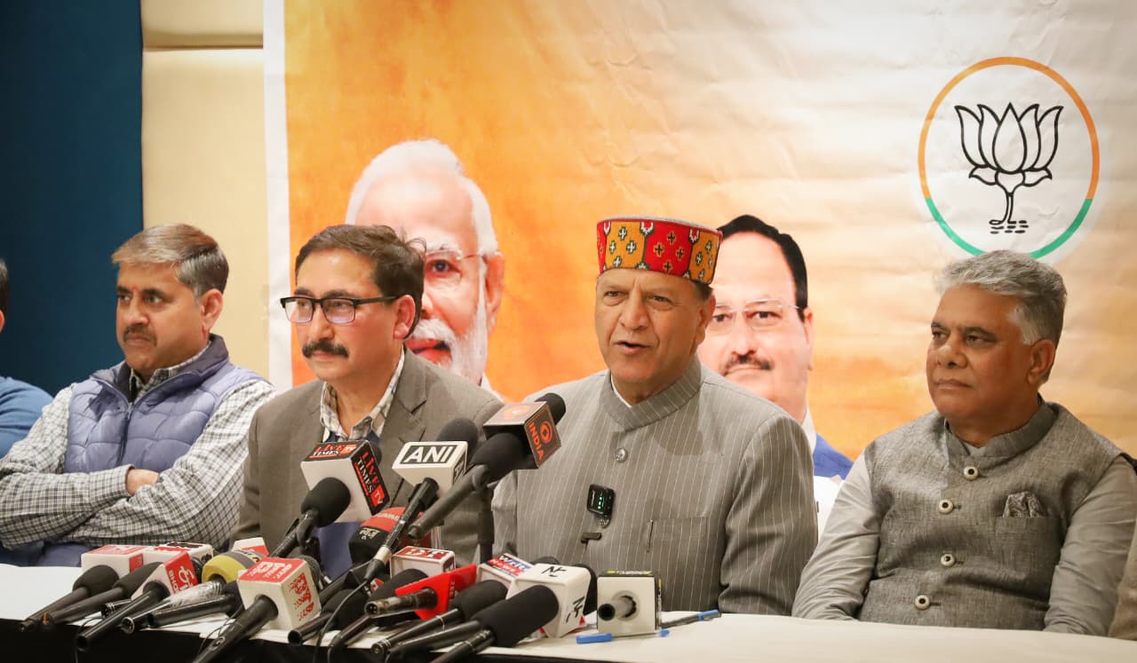 पत्रकार वार्ता को संबोधित करते हुए भाजपा अध्यक्ष डॉ राजीव बिंदल।