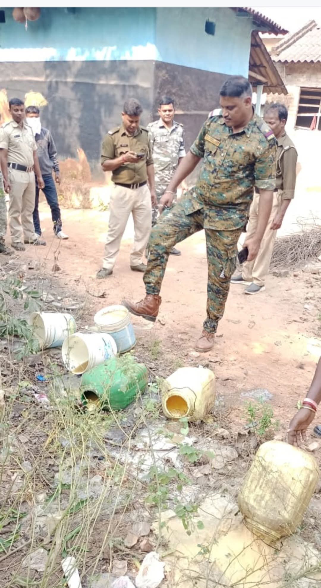 कच्ची शराब को लेकर बांकुड़ा में पुलिस कार्रवाई कच्ची शराब को लेकर बांकुड़ा में पुलिस कार्रवाई