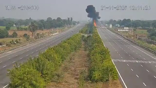 धमाके के साथ कंटेनर में आग लग गई