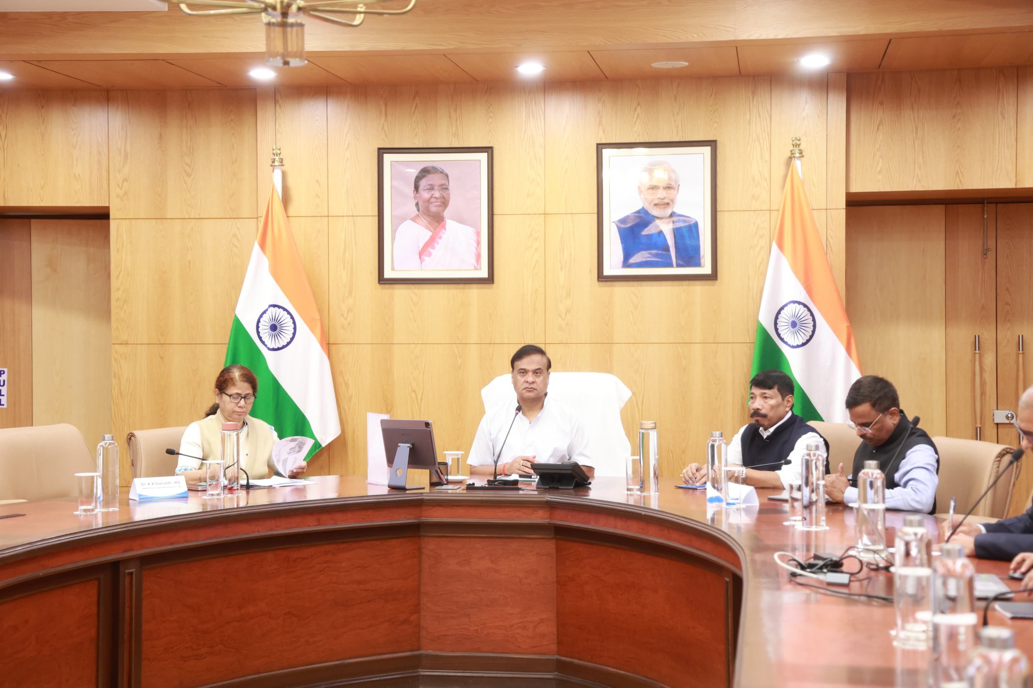 मुख्यमंत्री डॉ हिमंत बिस्व सरमा जिला आयुक्तों के साथ वीडियो कॉन्फ्रेंसिंग बैठक करते हुए।