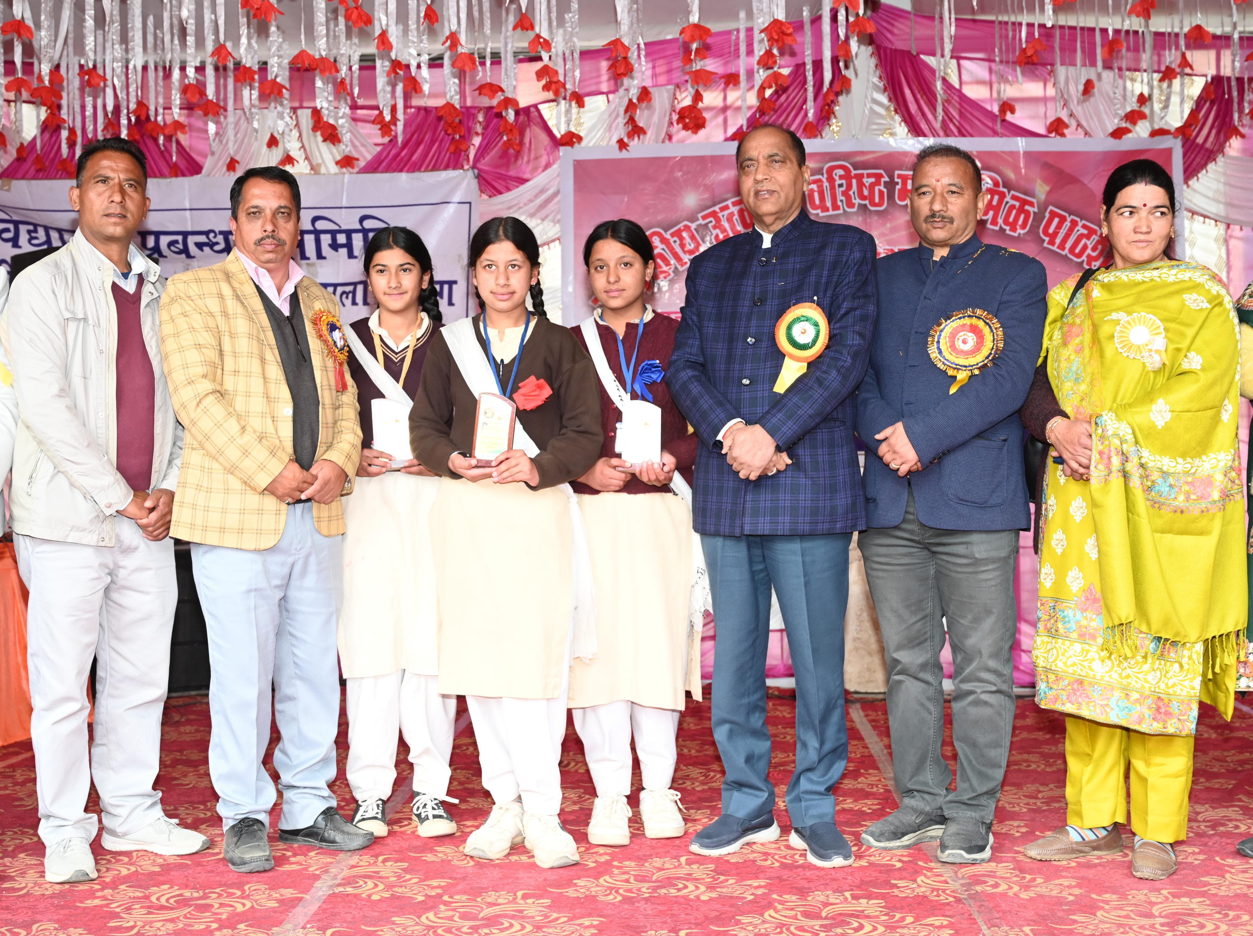 राजकीय उत्कृष्ट वरिष्ठ माध्यमिक पाठशाला थुनाग में छात्रों के साथ जयराम।