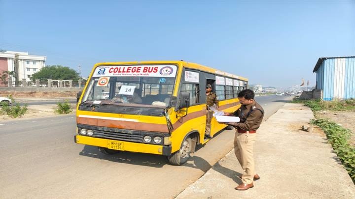 आरटीओ की स्कूली वाहनों पर कार्रवाई आरटीओ की स्कूली वाहनों पर कार्रवाई