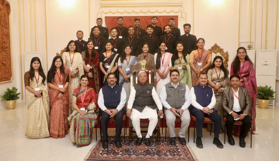 राज्यपाल मंगुभाई पटेल का प्रशिक्षु डिप्टी कलेक्टरों के साथ समूह चित्र राज्यपाल मंगुभाई पटेल का प्रशिक्षु डिप्टी कलेक्टरों के साथ समूह चित्र