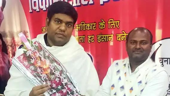 मुकेश सहनी के साथ मृतक कामेश्वर सहनी का फोटो