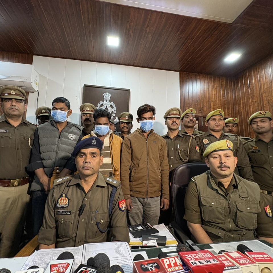 गिरफ्तार हुए चोर और पुलिस टीम