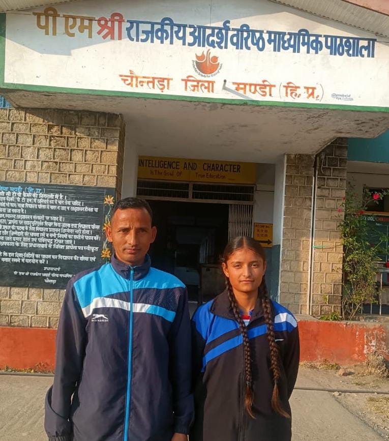 कृतिका राष्ट्रीय एथलेटिक्स मीट में हिस्सा लेने से पूर्व पीईटी धर्म सिंह के साथ।