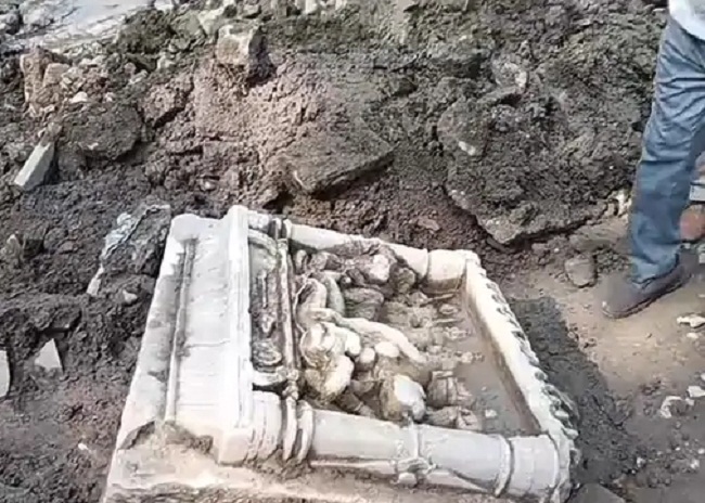 सड़क निर्माण के लिए खुदाई के दौरान मिली प्राचीन मूर्ति
