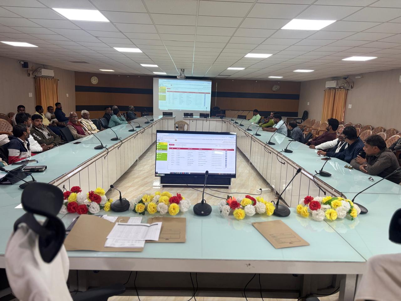 ई-लाटरी के लिए बैठक करते सीडीओ