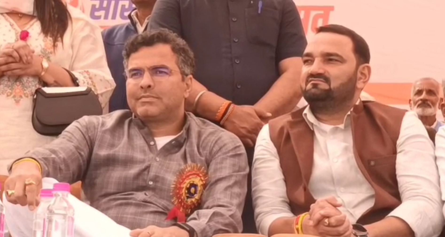 मंच पर मौजूद दिल्ली मंत्री प्रवेश वर्मा