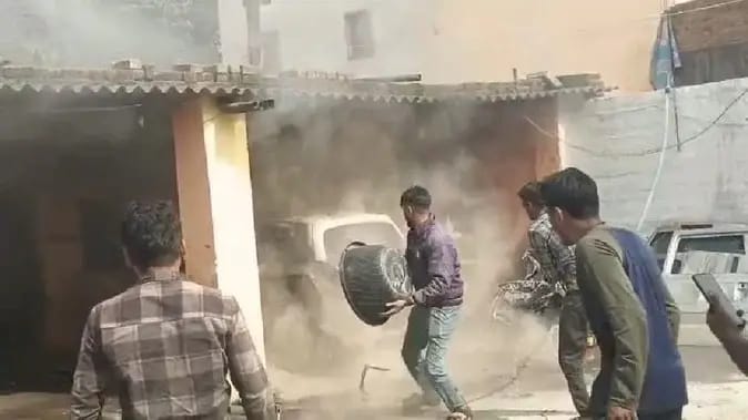 कोरबा : गैराज में रिपेयरिंग के दौरान कार में लगी भीषण आग, दमकल की तत्परता से बड़ी घटना टली