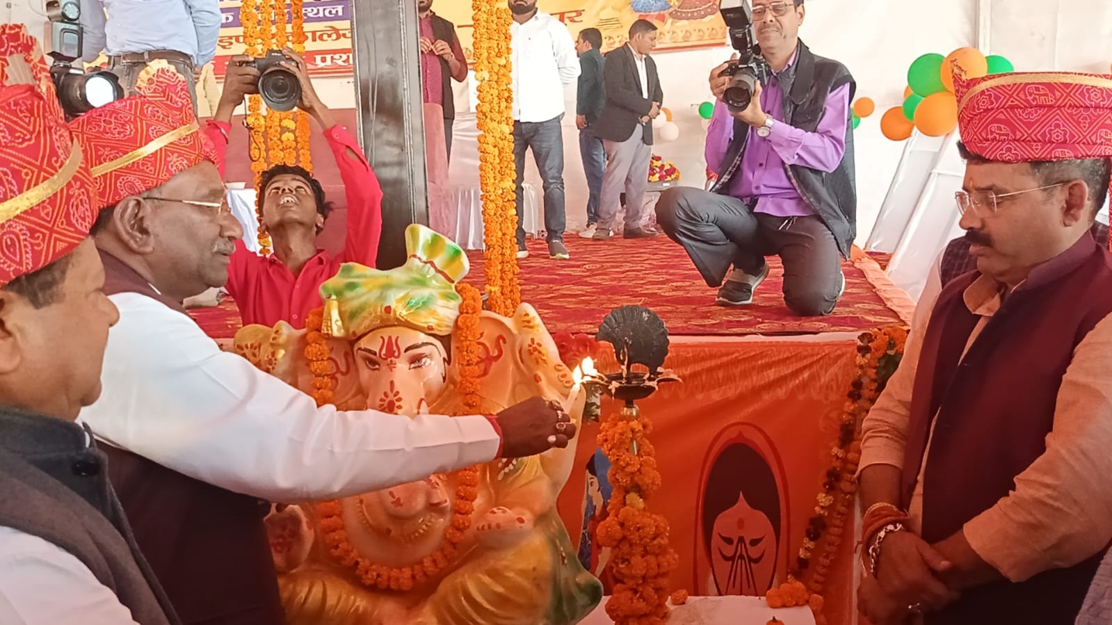 मौजूद नवविवाहित जोड़े मौजूद नवविवाहित जोड़े