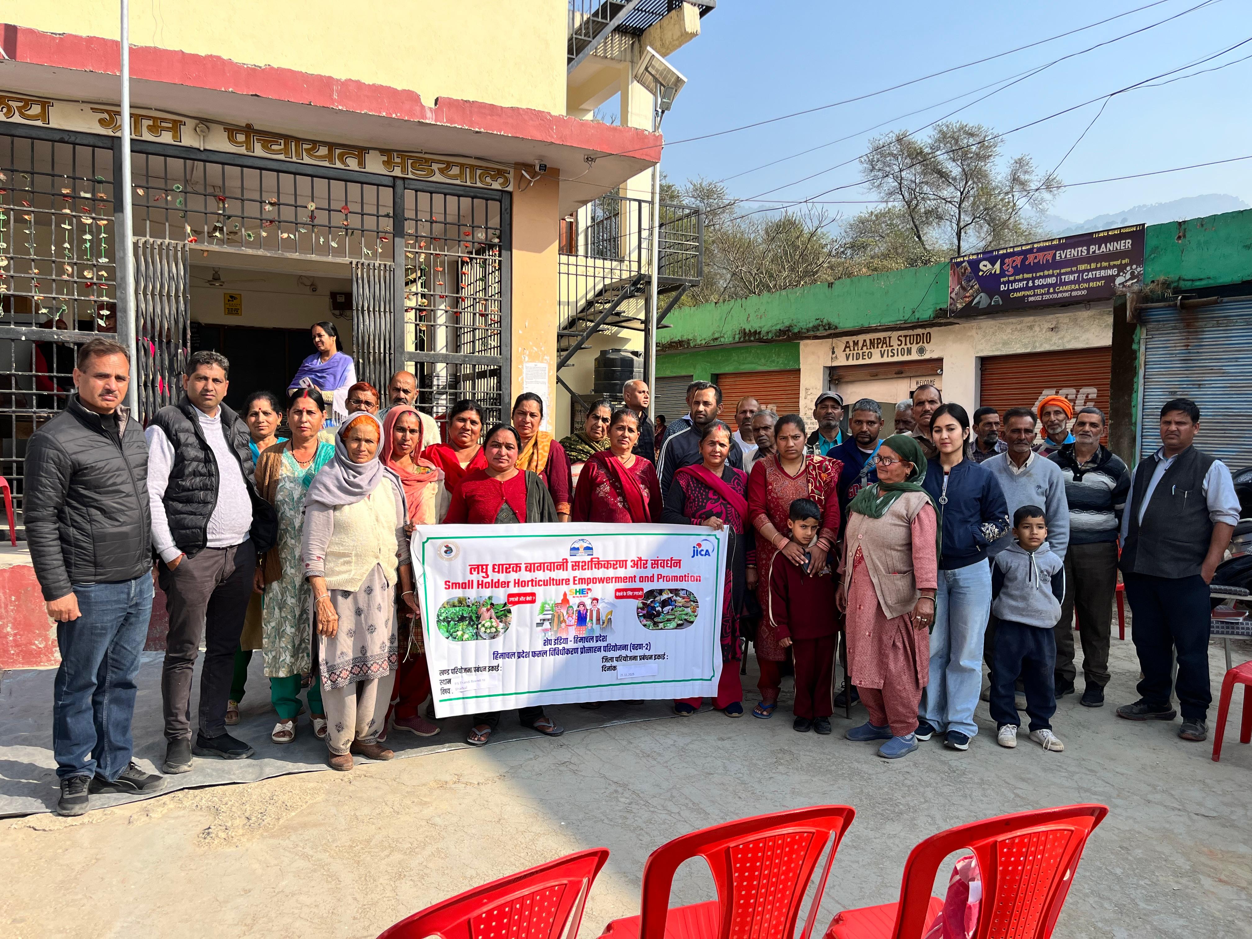 भडयाल में फसल विविधीकरण जागरूकता शिविर के दौरान