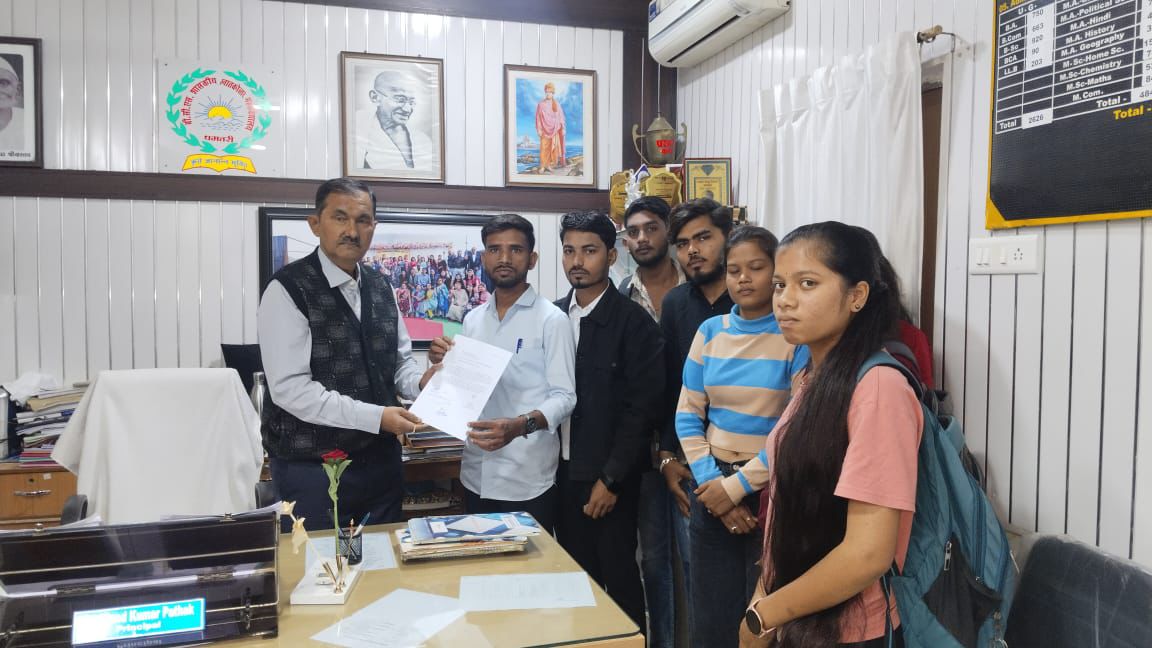 बाबू छोटेलाल श्रीवास्तव महाविद्यालय में प्राचार्य को ज्ञापन सौंपते हुए एनएसयूआई के सदस्य।