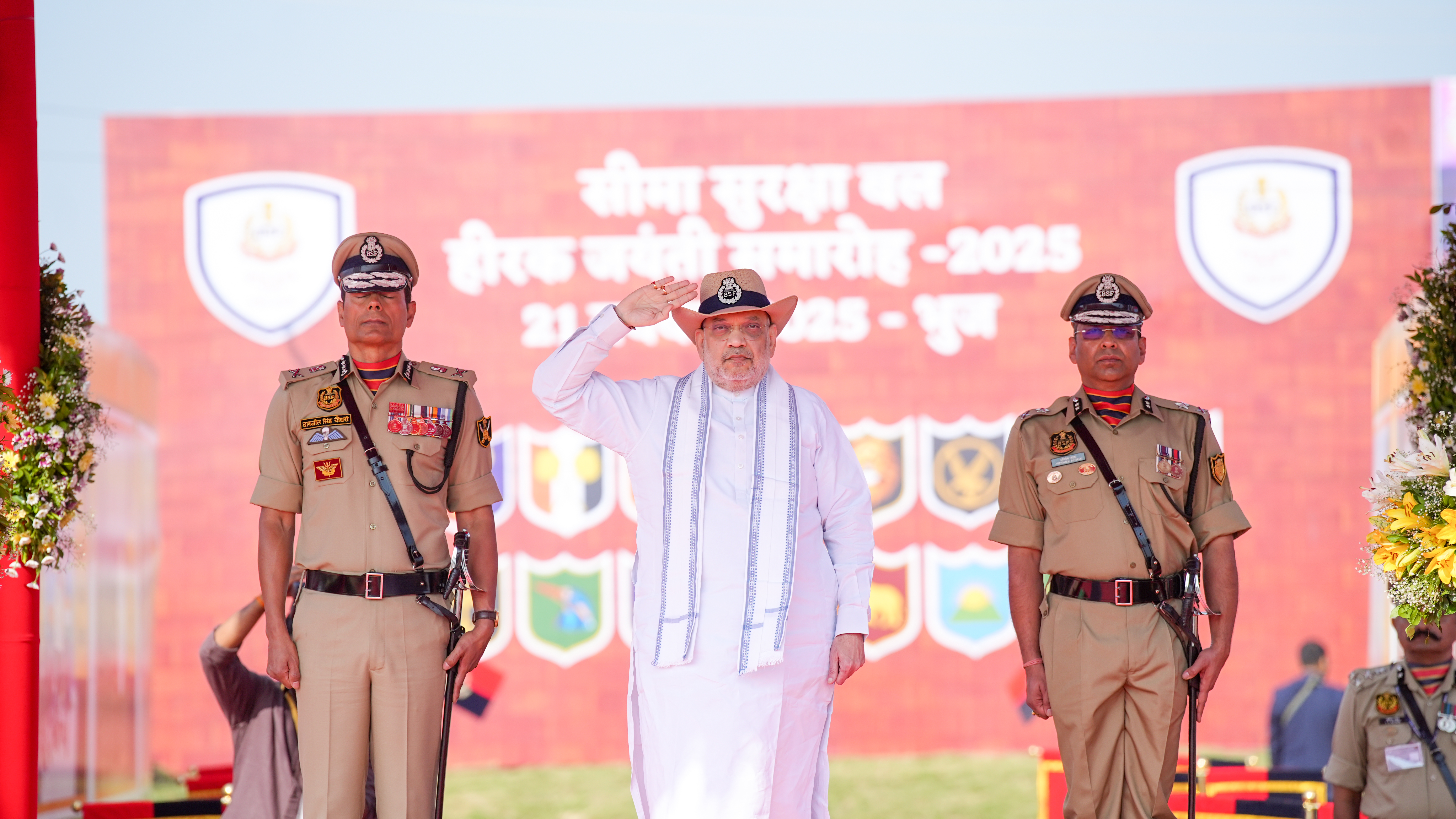 केन्द्रीय गृह मंत्री अमित शाह शुक्रवार गुजरात के भुज में बीएसएफ के समारोह में केन्द्रीय गृह मंत्री अमित शाह शुक्रवार गुजरात के भुज में बीएसएफ के समारोह में
