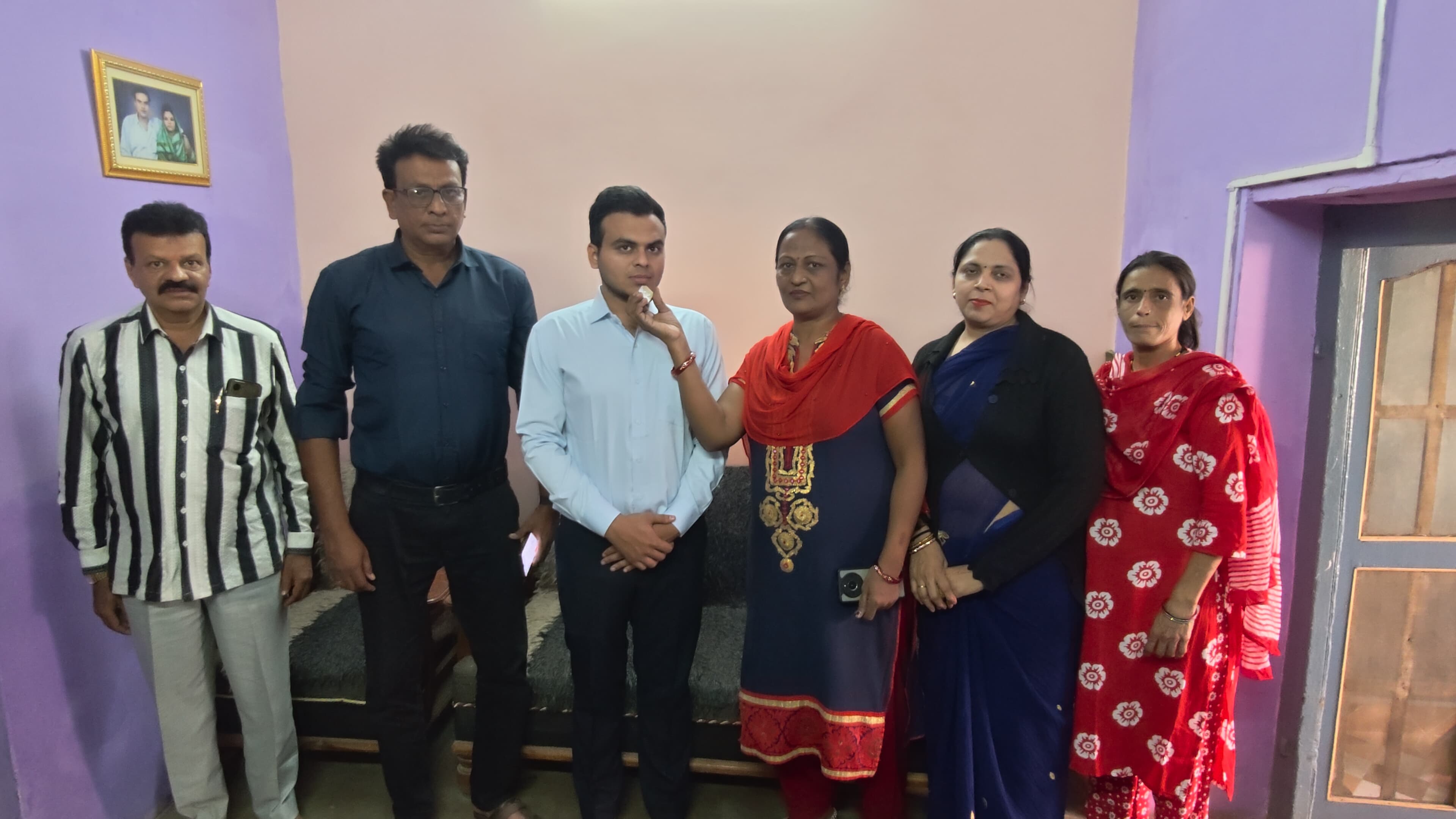 सीजीपीएससी परीक्षा में 26 वीं रैंक हासिल करने के बाद स्वजनों के साथ अनंत गुप्ता।