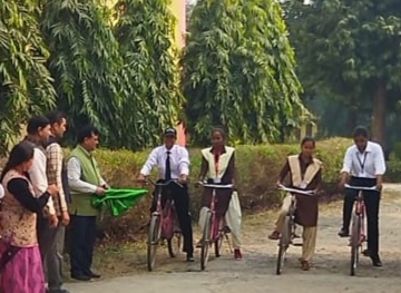 प्रतियोगिता को हरी झंडी दिखाते प्राचार्य प्रो. डॉ. अशोक कुमार सिंह। प्रतियोगिता को हरी झंडी दिखाते प्राचार्य प्रो. डॉ. अशोक कुमार सिंह।