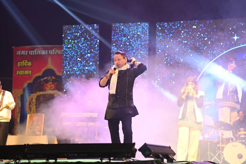 पशुपतिनाथ महादेव मेला के सांस्कृतिक रंगमंच पर पार्श्वगायक व भजन सम्राट कैलाश खेर ने अपनी अद्भूत प्रस्तुति दी, हजारों श्रोताओं ने लिया कार्यक्रम का आनंद