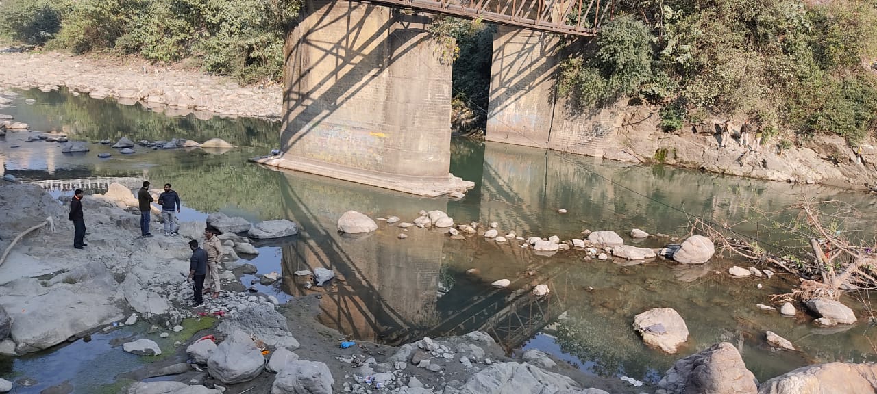 सुकेती पुल के नीचे शव बरामद करने के बाद पुलिस