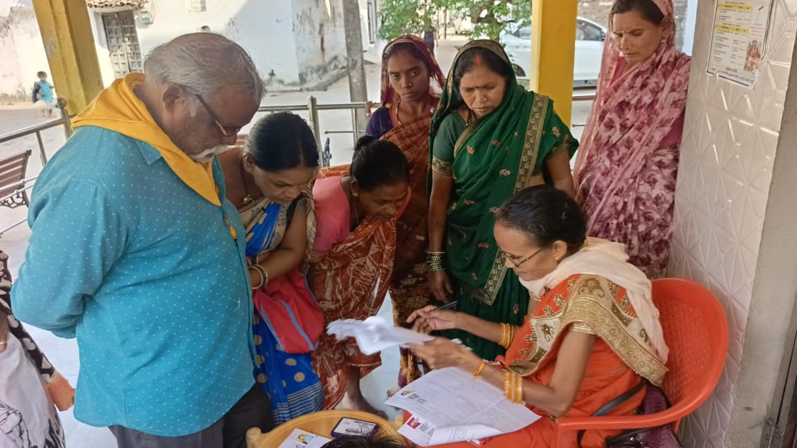 धमतरी शहर के सोरिद वार्ड में फार्म जमा करते हुए वार्डवासी।