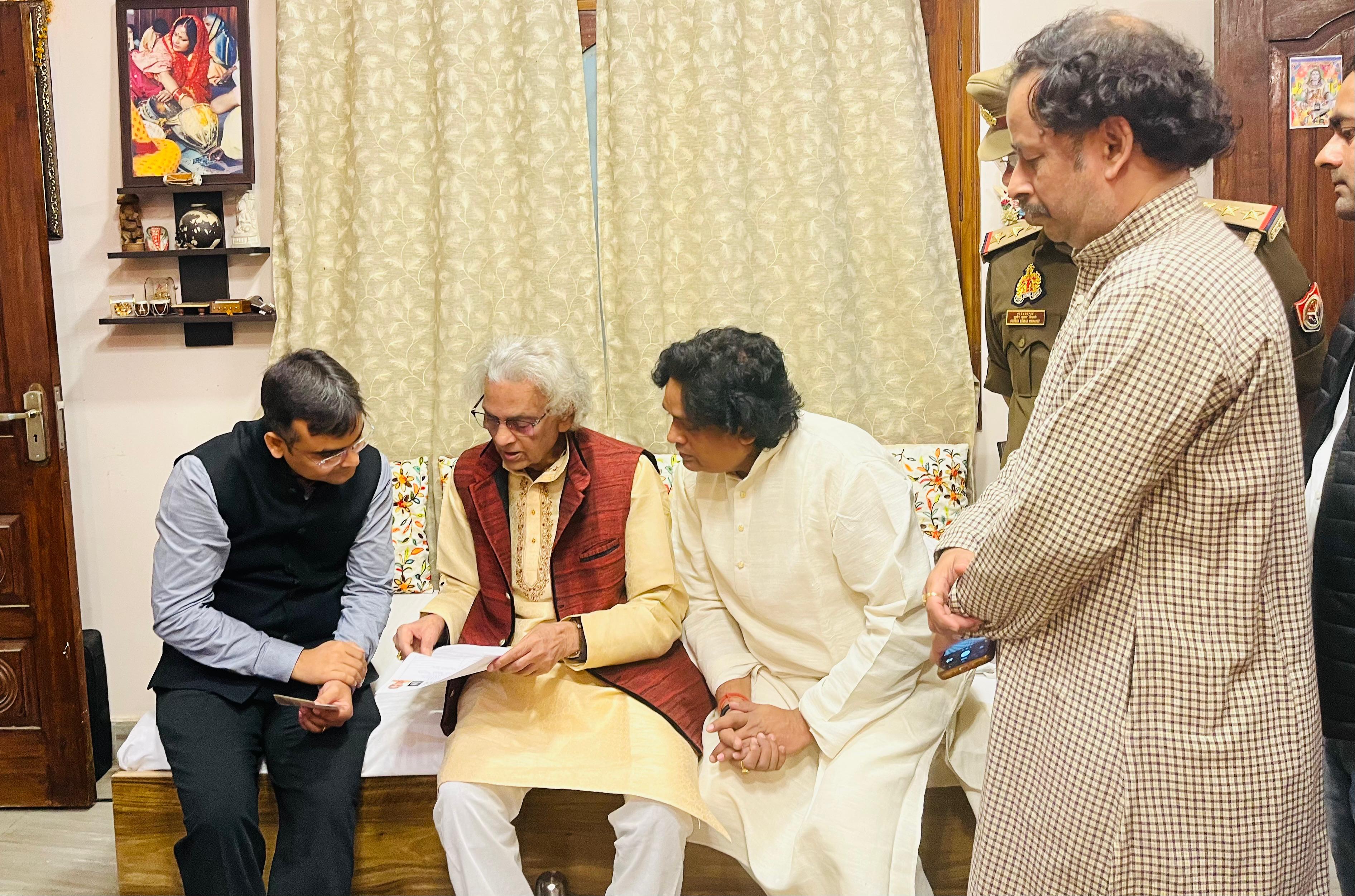 पद्मश्री मतदाता के साथ जिलाधिकारी