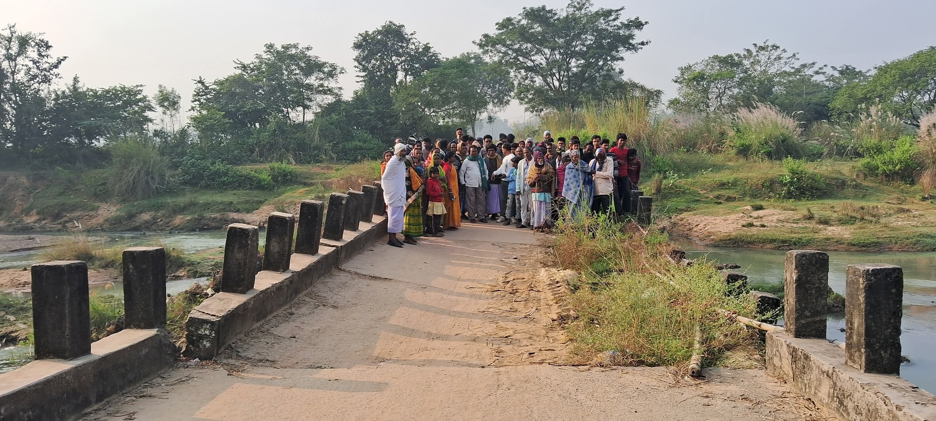 ब्रिज को लेकर ग्राम वासियों का आंदोलन