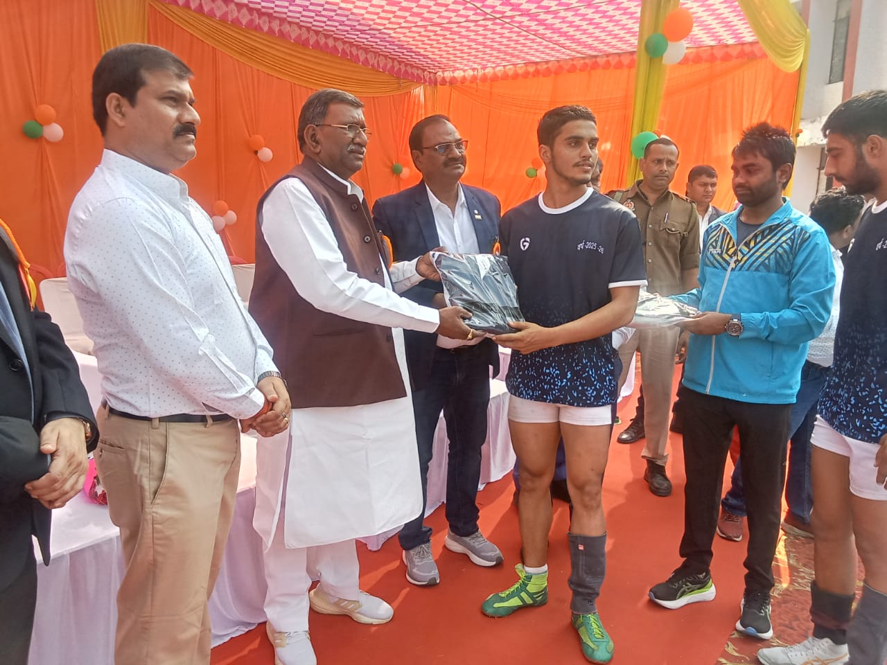 जीती टीम को पुरस्कार देते राज्य मंत्री सुरेश राही
