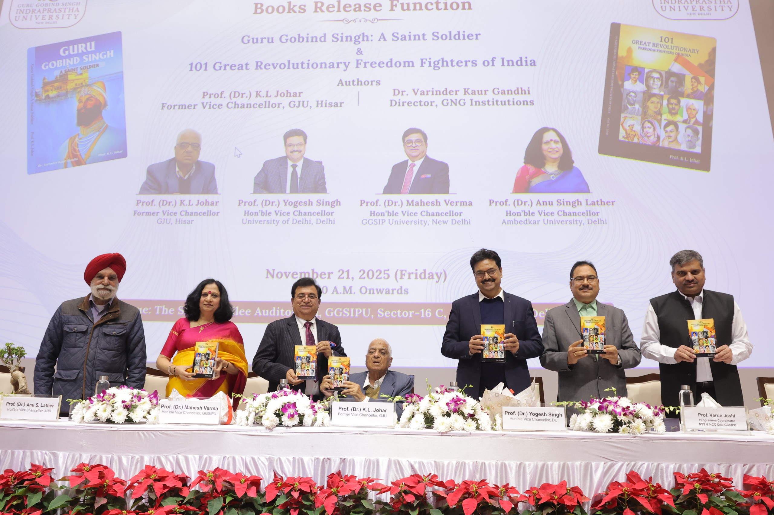 डीयू के कुलपति प्रो. योगेश सिंह, आईपीयू कुलपति प्रो. (डॉ.) महेश वर्मा और  प्रो. (डॉ.) के. एल. जौहर पुस्तक विमोचन।