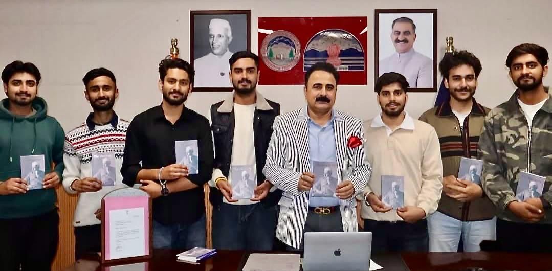 कार्यक्रम के दौरान पंडित जवाहर लाल नेहरू की किताब कक विमोचन करते हुए बोर्ड अध्यक्ष।