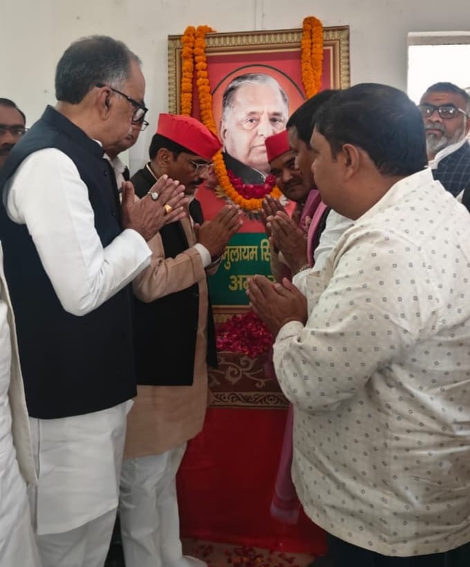 सपा कार्यालय पर मनाई गई प्रदेश के पूर्व मुख्यमंत्री, धरतीपुत्र नेताजी मुलायम सिंह यादव की जयंती*