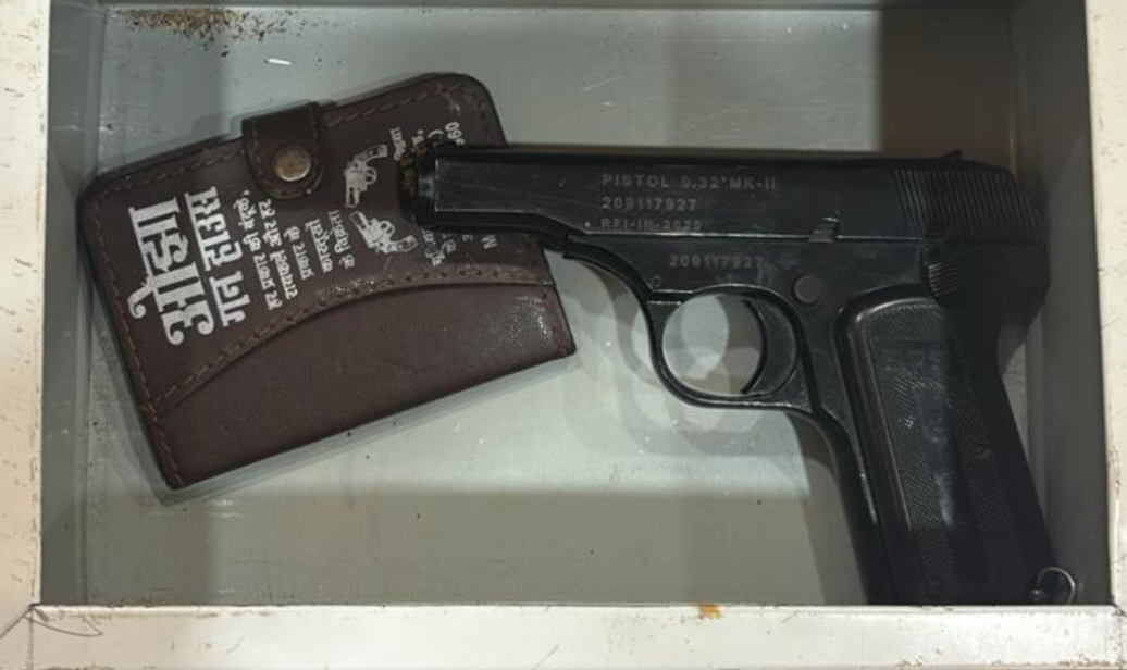 अशोकनगर: आरोपित सट्टाकिंग ने थाना प्रभारी के सुपुर्द की अपनी पिस्टल