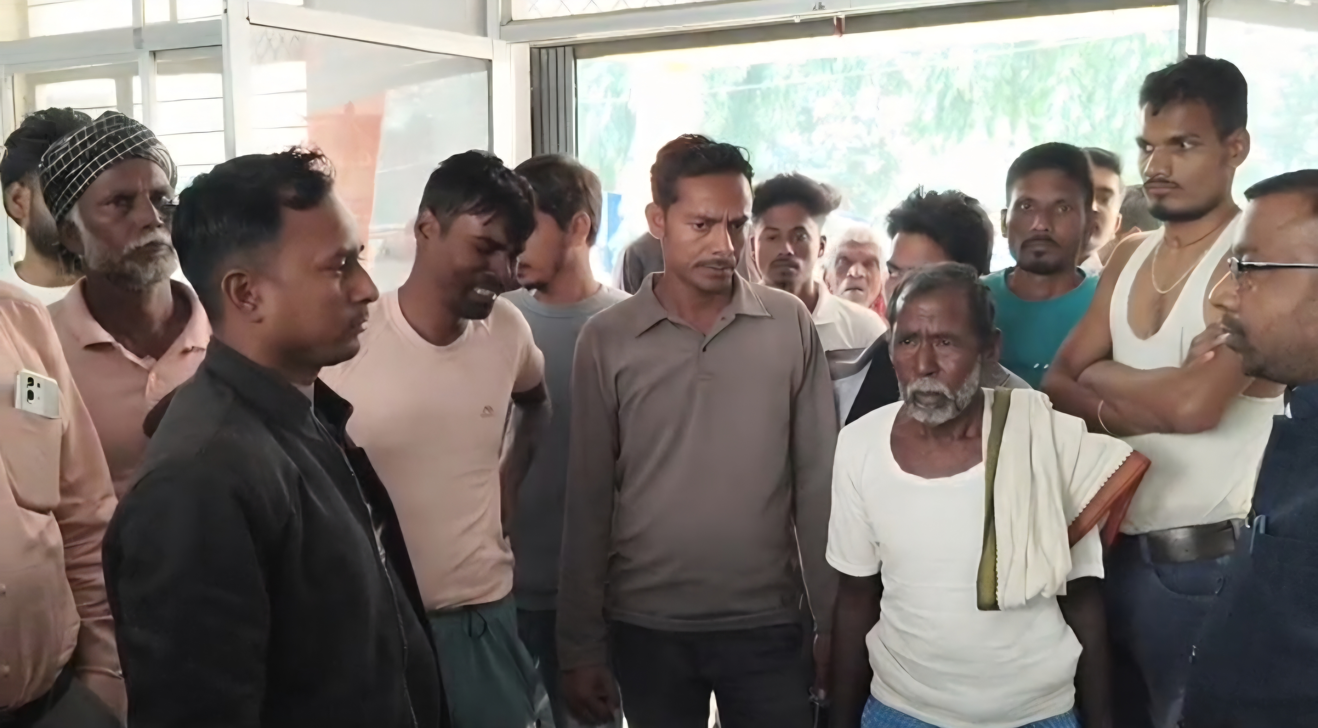 मृतक बच्चों के परिजन अस्पताल में