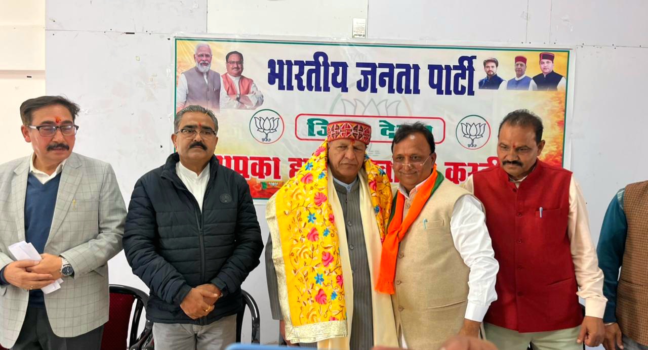 देहरा में भाजपा की बैठक के दौरान प्रदेशाध्यक्ष डॉ बिंदल का स्वागत करते हुए।