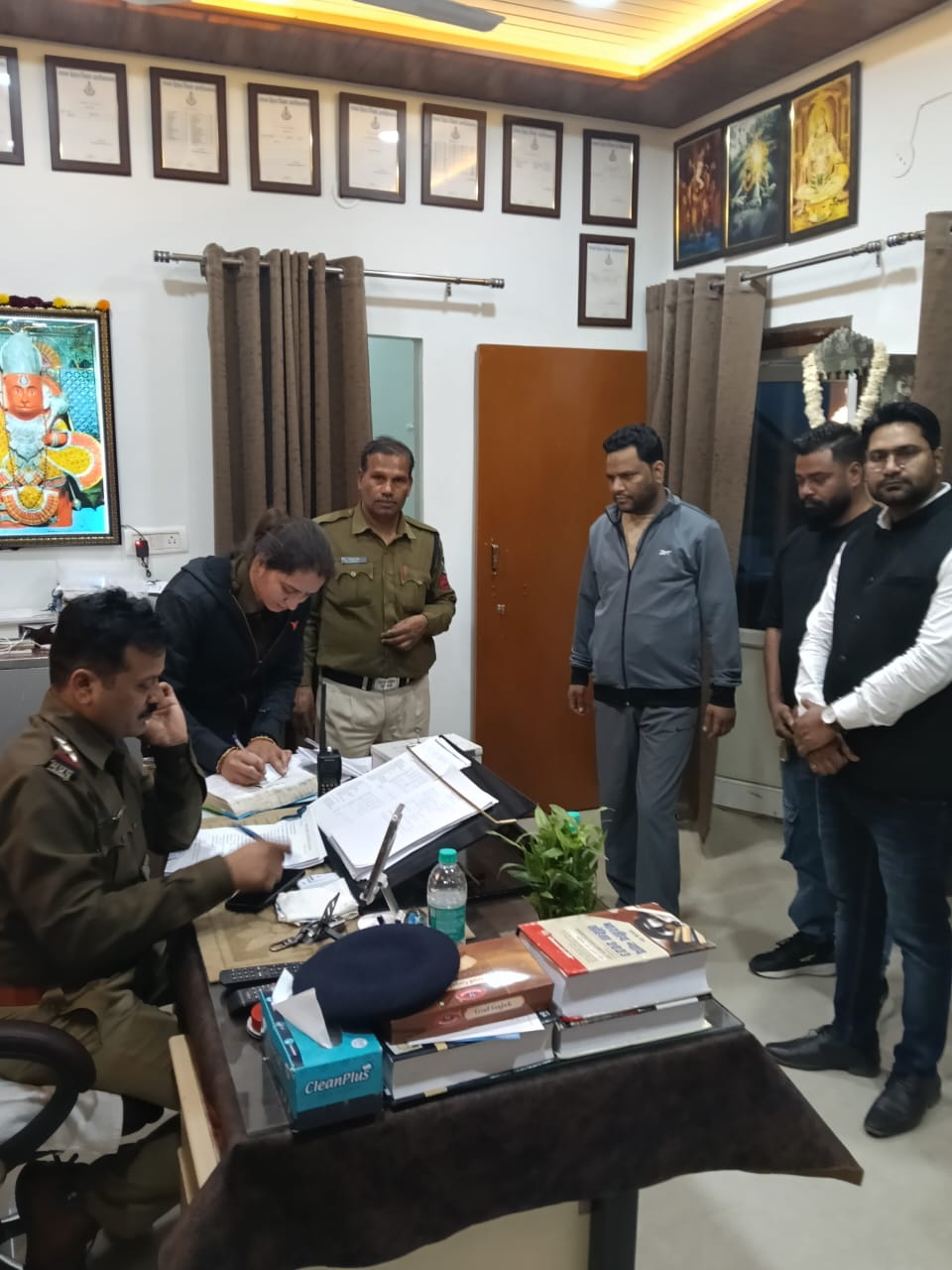 अशोकनगर: आरोपित सट्टाकिंग ने थाना प्रभारी के सुपुर्द की अपनी पिस्टल