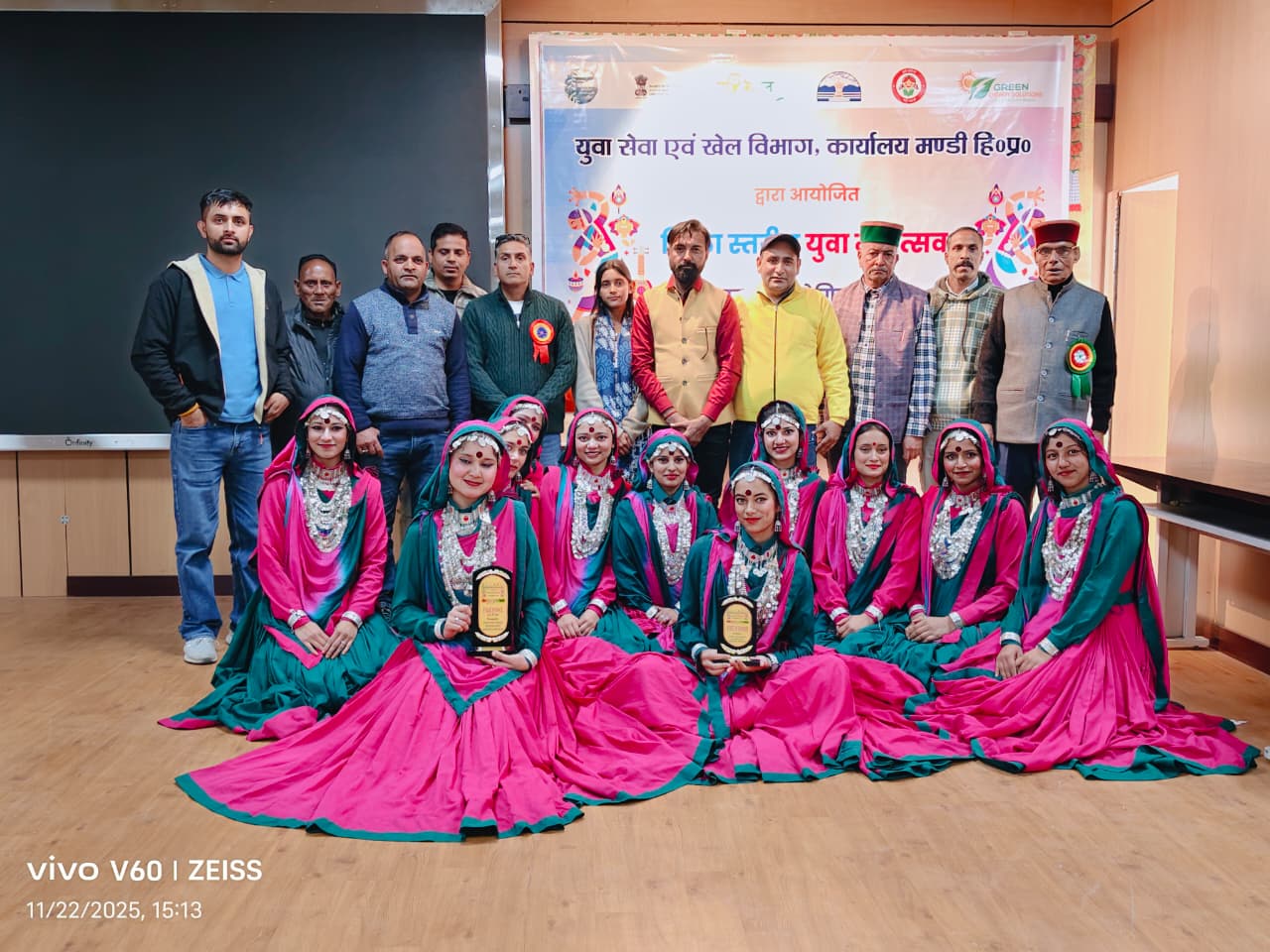 युवा उत्सव की विजेता वल्लभ महाविद्यालय की टीम।