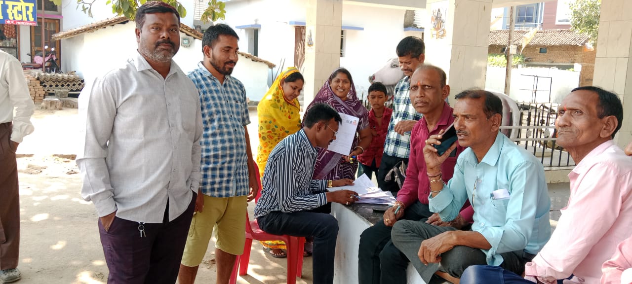 गोकुलपुर वार्ड में शिविर में पहुंचे लोग।