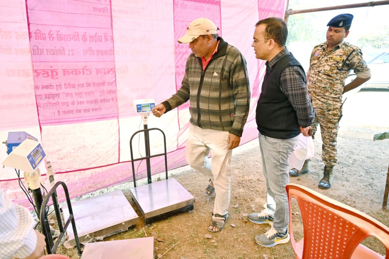 कलेक्टर श्री महोबे ने किया धान खरीदी केंद्र सोंठी एवं झर्रा का औचक निरीक्षण