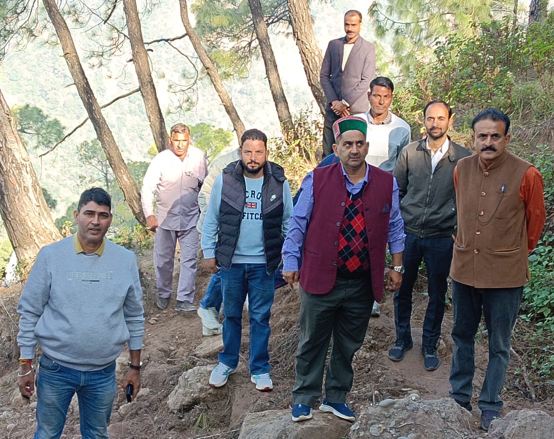 समस्याएं सुनते हुए उपमुख्य सचेतक।