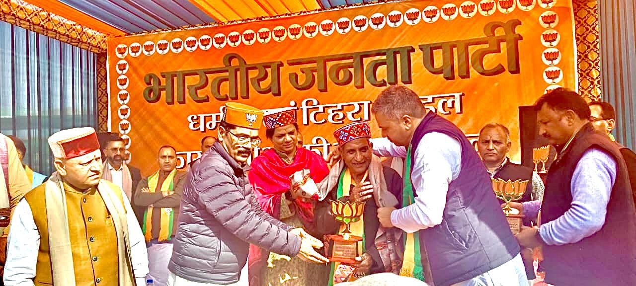 भाजपा की सदस्यता ग्रहण करते हुए।