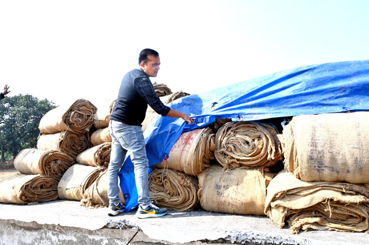 कलेक्टर श्री महोबे ने किया धान खरीदी केंद्र सोंठी एवं झर्रा का औचक निरीक्षण