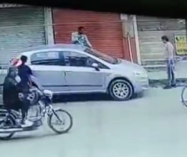 सीसीटीवी कैमरे फुटेज में दिखे उचक्के