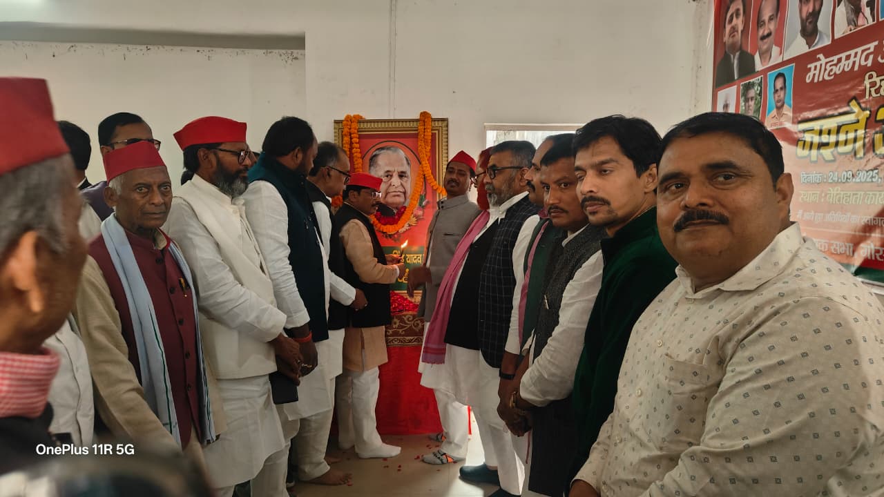 सपा कार्यालय पर मनाई गई प्रदेश के पूर्व मुख्यमंत्री, धरतीपुत्र नेताजी मुलायम सिंह यादव की जयंती*