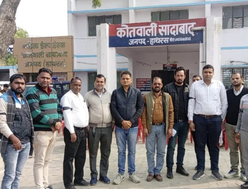 लेखपालों ने काली पट्टी बांधकर किया प्रदर्शन