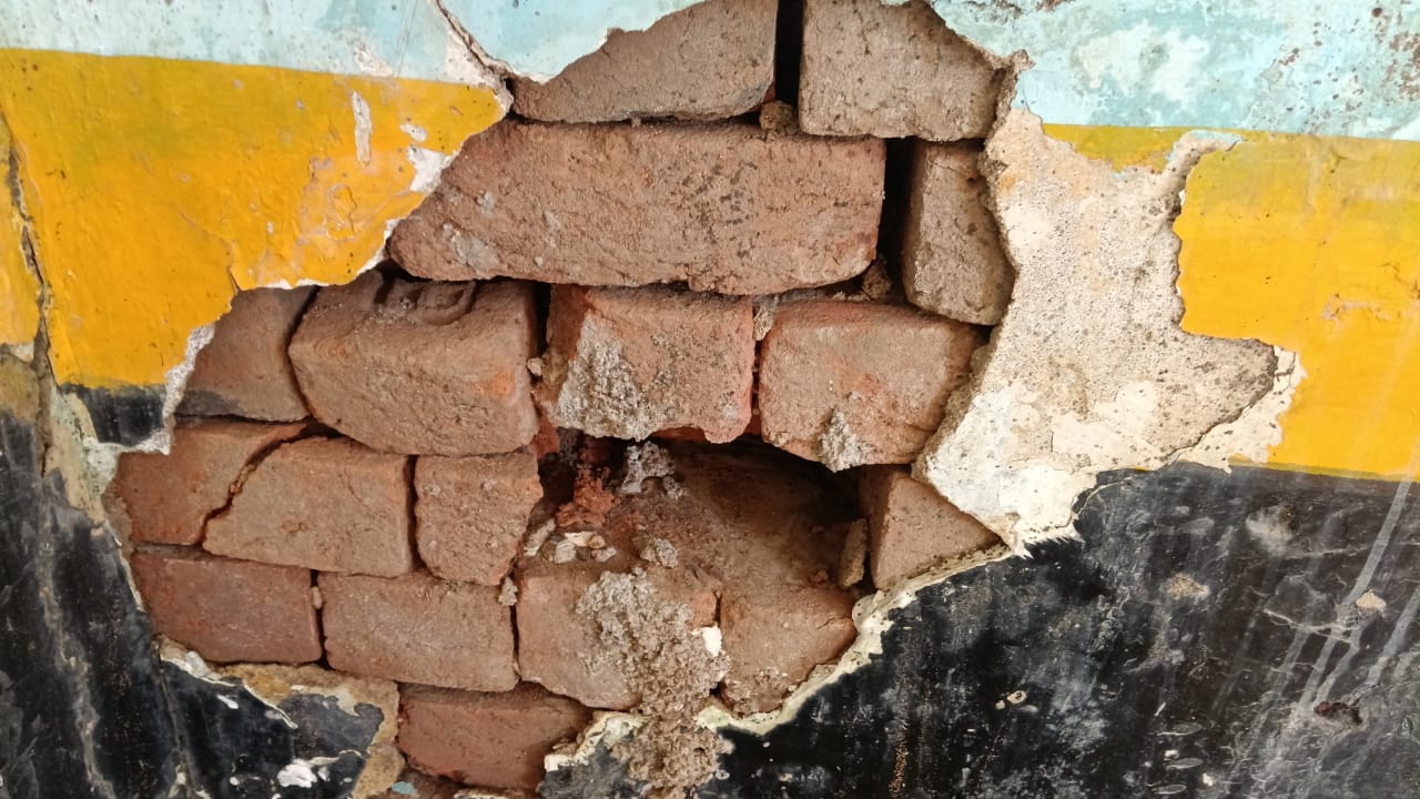 जर्जर दीवार