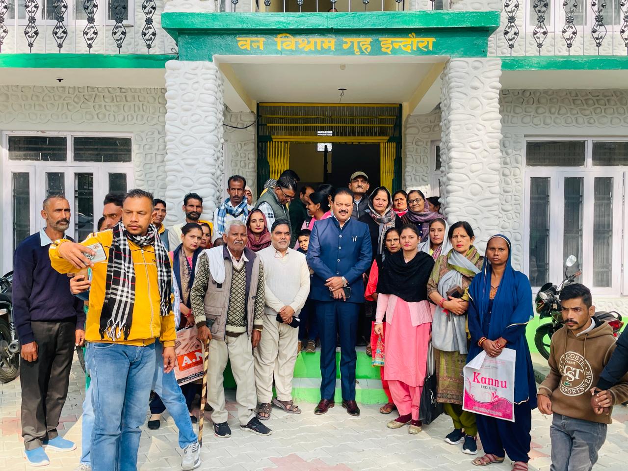 विधायक मलेंद्र राजन लोगों के साथ।