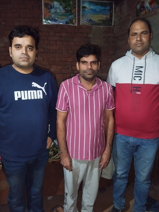 घर लौटने के बाद बीच मे विकास राणा परिजनों के साथ