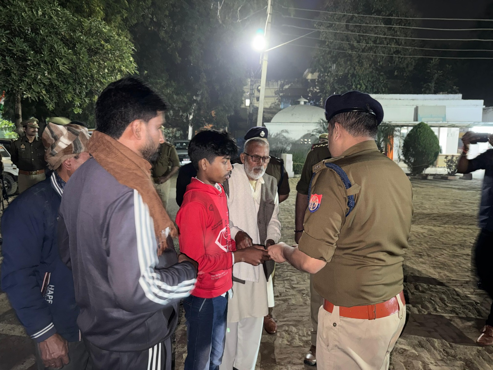 परिजनों से बात करते हुए पुलिस अधीक्षक डॉ कौस्तुभ