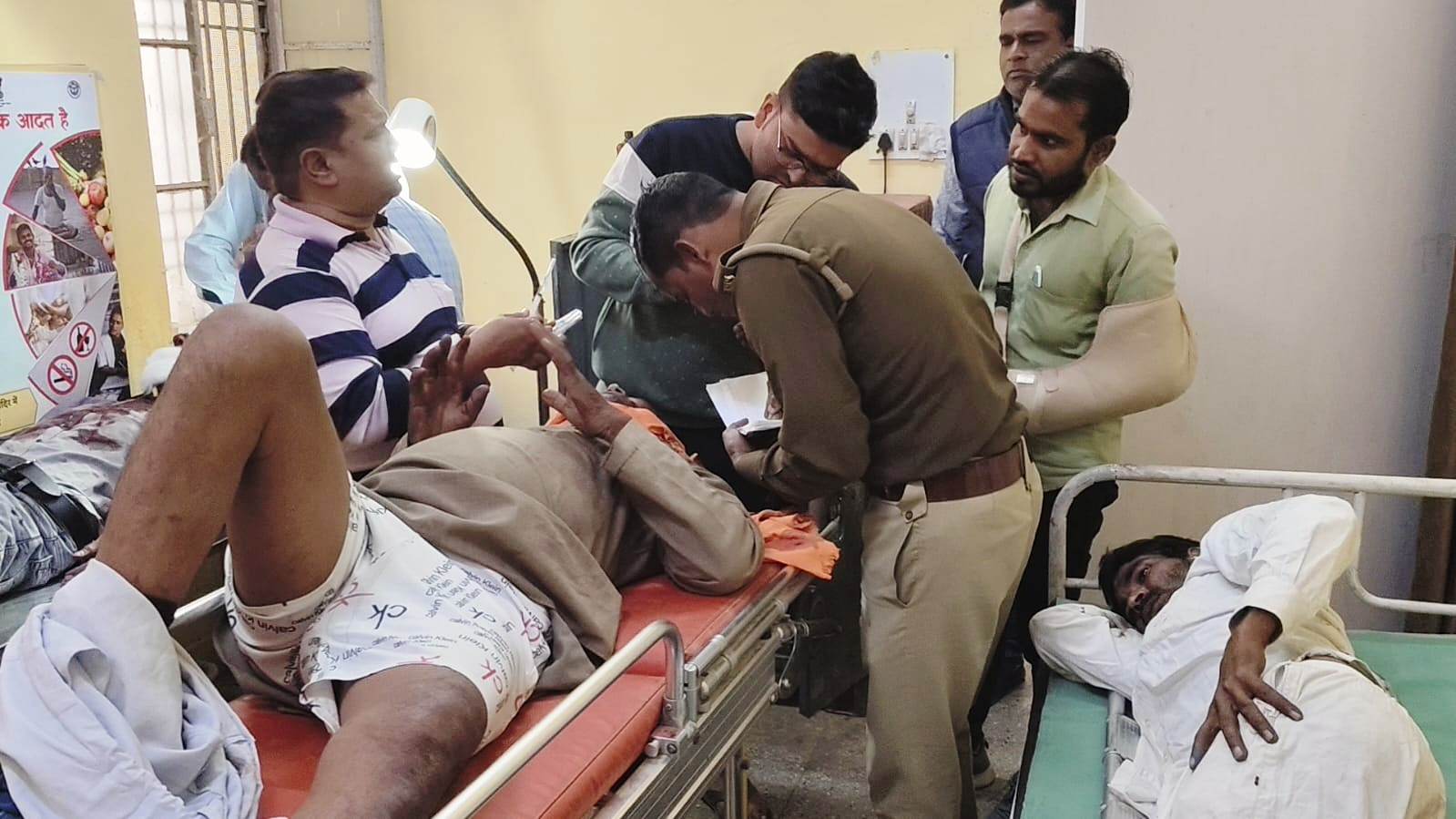 फोटो-सीएचसी में घायलों का इलाज करते डाँक्टर फोटो-सीएचसी में घायलों का इलाज करते डाँक्टर