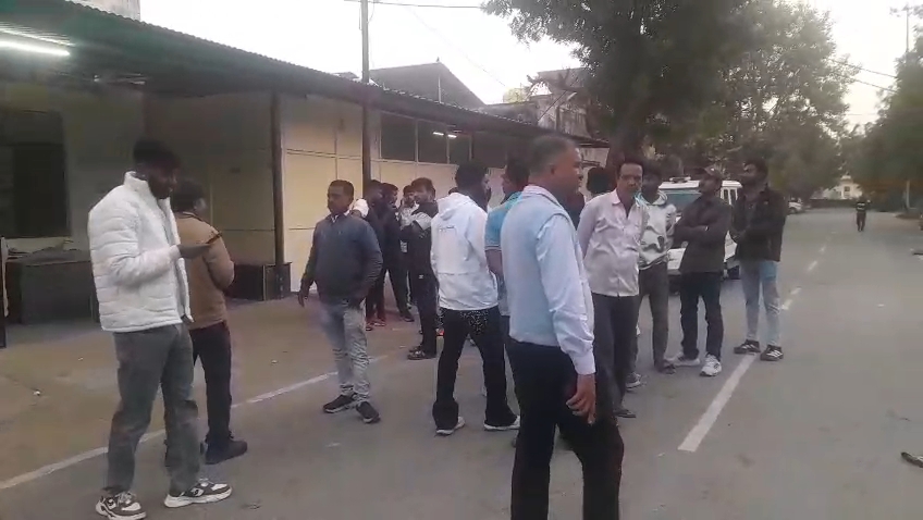 चित्तौड़गढ़ जिले में बस के परिचालक की हत्या के बाद मोर्चरी के बाहर जमा निजी बस का स्टाफ।