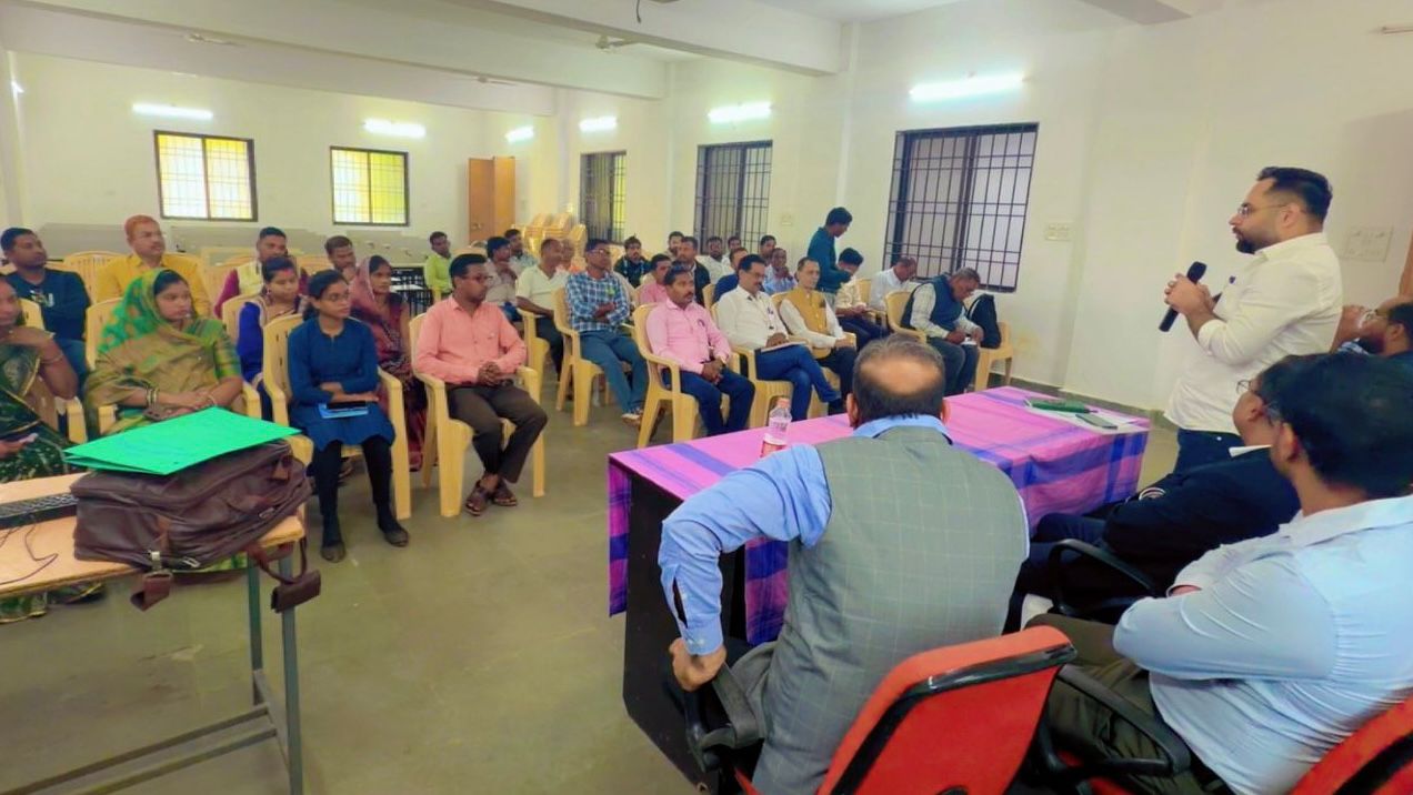 कार्यशाला में उपस्थित लोग।