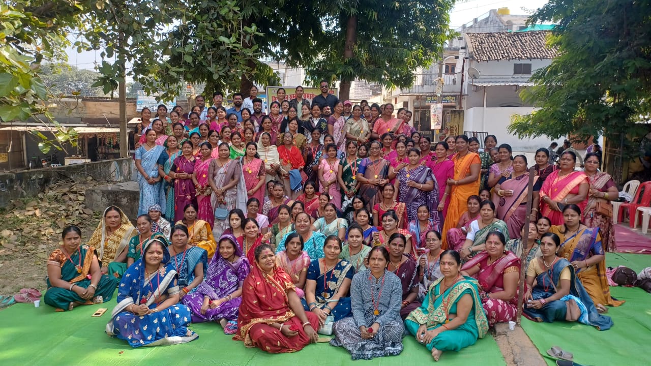 शहरी प्राथमिक स्वास्थ्य केन्द्र (पीएचसी) इतवारी बाजार धमतरी में आयोजित कार्यक्रम में उपस्थित मितानिन।